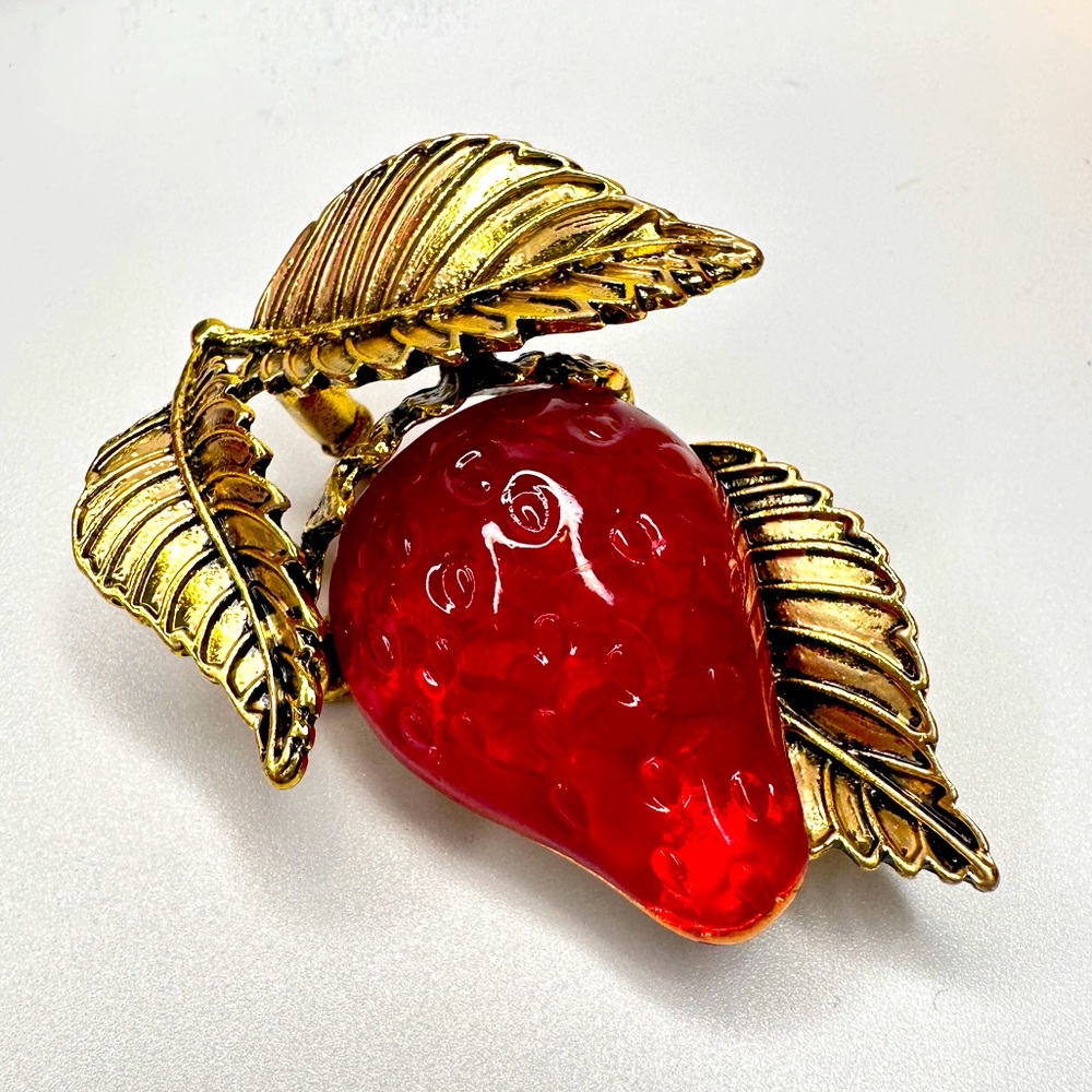 🍓Strawberry and Gold Toned Beautiful Strawberry Brooch